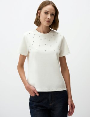 Witte T-shirt met korte mouwen en een ronde hals, versierd met verspreide zilveren details. Gladde katoenstof, ontspannen pasvorm en rechte zoom.