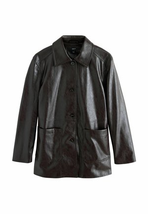 Chaqueta negra de cuero sintético con botones, mangas largas, cuello ancho y dos bolsillos delanteros de parche.