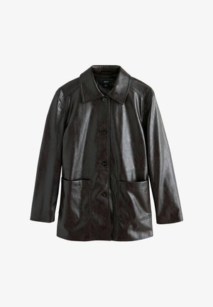 Chaqueta negra de cuero sintético con botones, mangas largas, cuello ancho y dos bolsillos delanteros de parche.