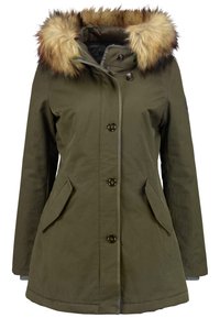 Parka de color verde oliva con capucha con pelo, dos bolsillos laterales y cierres de botón en el frente. Tela suave con un diseño elegante.