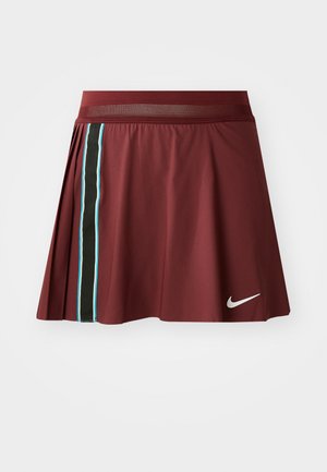 Bordeaux idretts skjørt med pliser, med et mesh liv bånd, sider med svarte og turkise striper, og en hvit Nike-logo nederst foran.