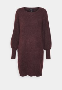 Robe-pull en maille bordeaux avec un col arrondi, une coupe décontractée et des manches longues volumineuses. Texture douce et poignets côtelés.
