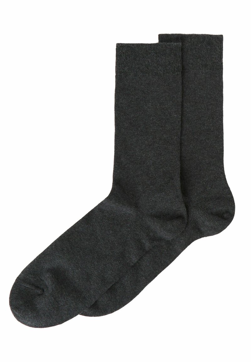 Calcetines gris oscuro hechos de un material suave y liso con una longitud regular, que cuentan con un borde acanalado y un diseño de puntera sin costuras.
