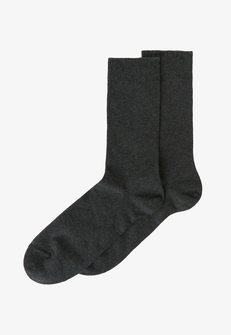 Calcetines gris oscuro hechos de un material suave y liso con una longitud regular, que cuentan con un borde acanalado y un diseño de puntera sin costuras.