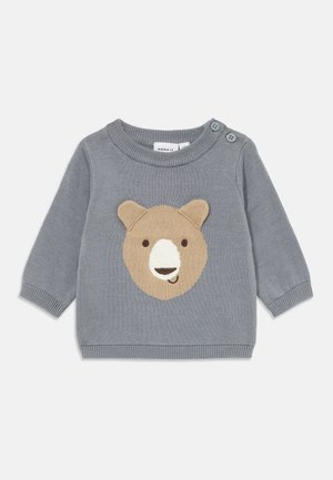 Pull en gris pour bébé avec un visage d'ours beige sur le devant, comportant deux boutons sur une épaule et des poignets et un ourlet côtelés.
