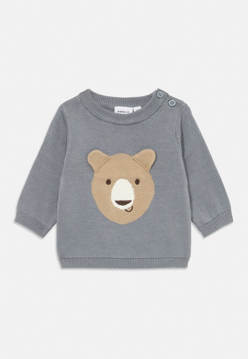 Grijze babytrui met een beige berengezicht aan de voorkant, voorzien van twee knopen op één schouder en geribbelde boorden en onderkant.