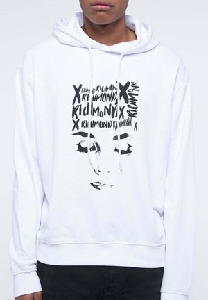 Felpa bianca con cappuccio caratterizzata da una stampa grafica nera di un volto e un design di testo ripetuto. Ha un cappuccio con cordino e polsini a costine.