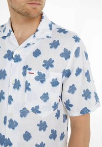 Tommy Hilfiger REGULAR FIT KURZARM - Camisa - white   blue coast   multi