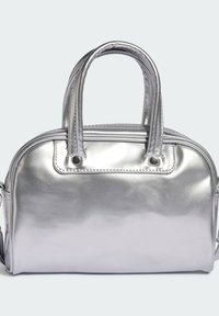 Srebrna metaliczna torebka z podwójnymi uchwytami, gładką fakturą i zapięciem na zamek. Posiada zaokrąglony kształt oraz dekoracyjne przeszycia.