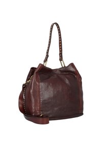 Bolso de hombro de cuero marrón con un diseño relajado, que cuenta con una correa de puntos, herrajes en tono dorado y una superficie lisa y texturizada.