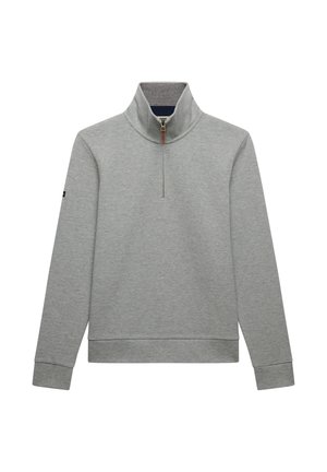 Hellgrauer Langarmpullover mit hohem Kragen und kurzem Frontreißverschluss, mit einem dezenten Logo-Patch auf dem linken Ärmel.