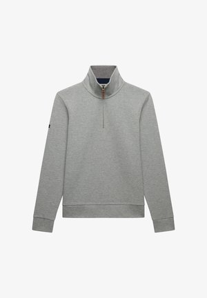 Hellgrauer Langarmpullover mit hohem Kragen und kurzem Frontreißverschluss, mit einem dezenten Logo-Patch auf dem linken Ärmel.