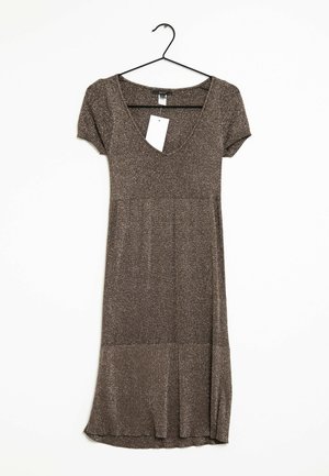 Robe marron scintillante à manches courtes et longueur genou avec décolleté en V, suspendue sur un cintre noir sur fond blanc avec une étiquette blanche.