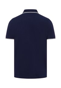 Granatowa koszulka polo z klasycznym kołnierzykiem, krótkimi rękawami i cienkimi białymi paskami podkreślającymi kołnierzyk oraz mankiety. Wykonana z miękkiej bawełny.