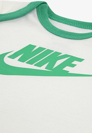 Camisa branca com um decote canelado verde e grande logótipo "NIKE" em verde. Textura suave com design gráfico ousado.