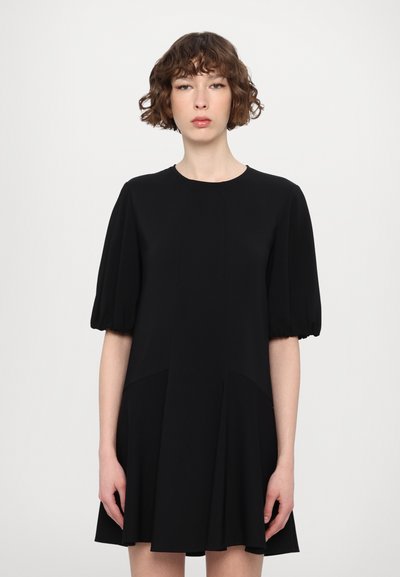 Robe noire avec un col rond et des manches bouffantes. Comprend une jupe évasée avec des détails de couture. Texture de tissu lisse et design minimaliste.