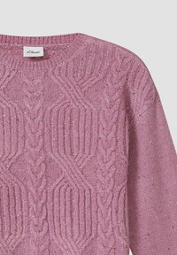 Rosa gestrickter Pullover mit strukturiertem Kabeldesign, runder Ausschnitt und langen Ärmeln, aus einem weichen Material mit dezenten Glitzerpartikeln gefertigt.