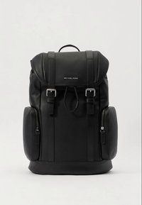 Musta nahkainen reppu teksturoidulla pinnalla, kaksinkertaisilla olkahihnoilla, solkikiinnityksillä, pyöreällä pohjalla ja vetoketjullisilla sivutaskuilla. Michael Korsin logo näkyvissä.