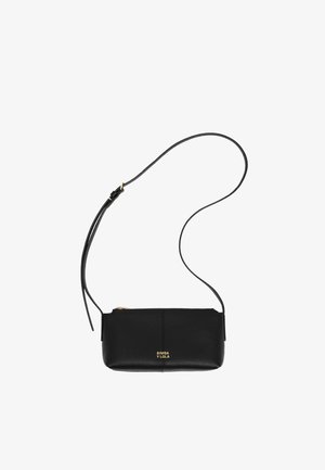 Bolso cruzado de cuero negro con correa ajustable y logo dorado "BIMBA Y LOLA" en el frente, cierre de cremallera en la parte superior.