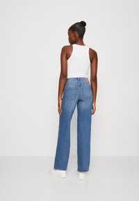 Pieces PCPEGGY WIDE PANT - Sirgete säärtega teksad - medium blue denim