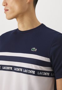 Lacoste Sport T-SHIRT TC - Sport T-shirt - white/navy blue