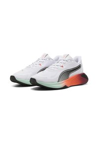 Sportschuhe mit weißem Mesh-Obermaterial, schwarzem Streifendesign und strukturiertem Absatz. Der Farbverlauf der Sohle reicht von hellgrün bis orange. Flache Schnürsenkel.