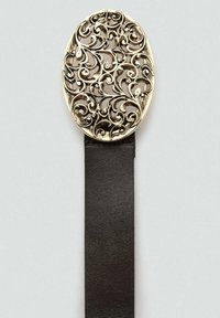 Cinturón de cuero negro con una hebilla ovalada de metal en tono dorado, intricadamente diseñada con patrones en espiral.