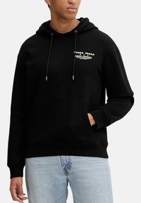 Felpa nera realizzata in tessuto morbido, con tasca a marsupio, cordini regolabili e testo logo bianco sul petto.