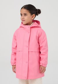 Giacca impermeabile rosa con cappuccio, chiusura a bottone a pressione, maniche lunghe e una texture liscia. Caratterizzata da una fodera interna a contrasto.