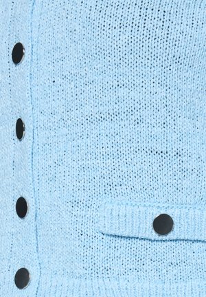 Lyseblå strikket cardigan med sorte knapper, der har en frontlomme og et tekstureret vævedesign. Blødt materiale med en løs pasform.