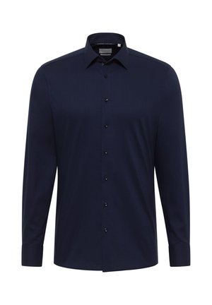 Mørkeblå herreskjorte med lange ærmer, knaplukning foran, klassisk krave og tætsiddende manchetter, vist på en hvid baggrund.