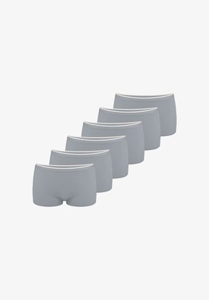 Sześć par szarych majtek bawełnianych w stylu krótkich spodenek z białą elastyczną gumką w pasie. Każda para ma gładką teksturę i minimalistyczny design.