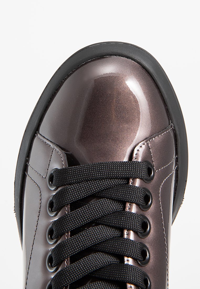 Hochschnittige Sneaker aus glänzendem, dunkelbraunem Material mit schwarzen Schnürsenkeln und runden Ösen. Verfügt über eine glatte, glänzende Oberfläche und eine Gummisohle.