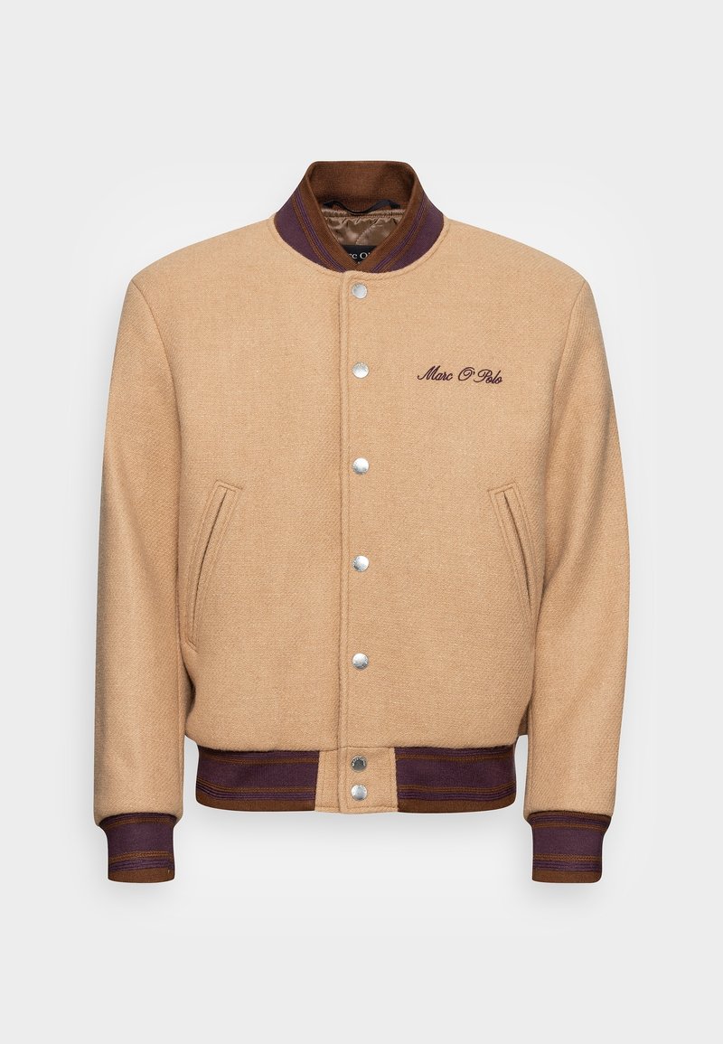 Veste en laine beige avec des boutons-pression argentés, des poignets et un ourlet côtelés violets, arborant un logo brodé "Marc O'Polo" sur la poitrine.