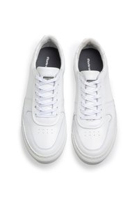 Sneakers bianchi in pelle con una superficie liscia, caratterizzati da lacci rotondi, dettagli perforati e una suola in gomma per una buona aderenza.
