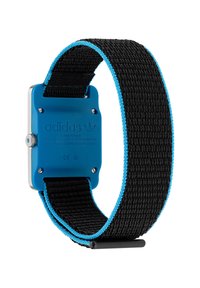 Montre avec boîtier en résine bleue, logo en relief, bracelet tissé noir avec accents bleus, forme rectangulaire, matériel en métal, longueur ajustable.