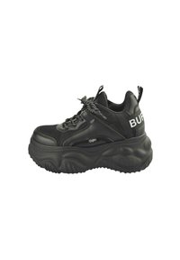 Fekete, vastag talpú sneaker, hálós és bőrből k�észült felsőrész, kerek orr, vastag talp, fekete fűző, és "BUFFALO" felirattal a saroknál.