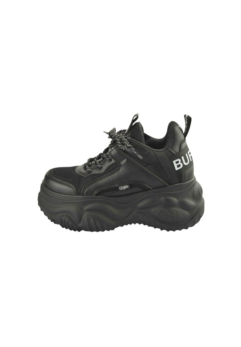 Fekete, vastag talpú sneaker, hálós és bőrből készült felsőrész, kerek orr, vastag talp, fekete fűző, és "BUFFALO" felirattal a saroknál.
