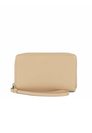 Portefeuille en cuir beige avec fermeture éclair, poignet et logo "LANCASTER" embossé à l'avant. Texture lisse, forme rectangulaire.