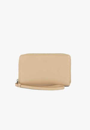 Portefeuille en cuir beige avec fermeture éclair, poignet et logo "LANCASTER" embossé à l'avant. Texture lisse, forme rectangulaire.