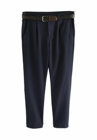 Pantalones azul marino entallados con bolsillos delanteros y pliegues, combinados con un cinturón de cuero trenzado marrón oscuro con hebilla plateada.