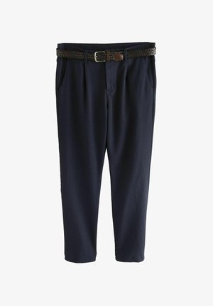 Mørkeblå bukser lavet af blødt stof, med et vævet brunt bælte, to forlommer og et tapered ben design.