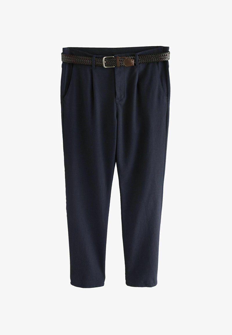 Pantalones azul marino entallados con bolsillos delanteros y pliegues, combinados con un cinturón de cuero trenzado marrón oscuro con hebilla plateada.