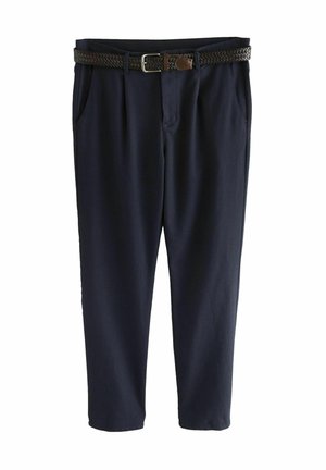 Mørkeblå bukser lavet af blødt stof, med et vævet brunt bælte, to forlommer og et tapered ben design.