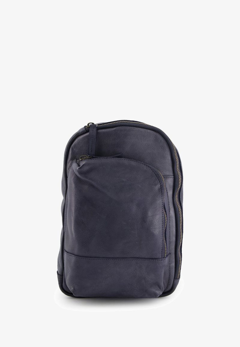 Granatowy skórzany plecak o zaokrąglonym kształcie, gładkiej teksturze, przedniej kieszeni na zamek oraz kontrastowym złotym suwaku.