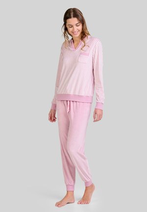 Conjunto de pijama rosa que incluye una parte superior de rayas de manga larga con escote en V y un bolsillo en el pecho, combinada con pantalones tapered rosa claro lisos.