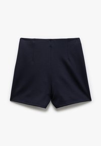 Shorts bleu marine en tissu doux, présentant un design simple avec deux poches avant et une taille ajustée sans fermetures visibles.