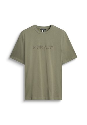 Camiseta de algodón verde oliva de manga corta, con el texto bordado "MORATO" en la parte frontal. Diseño de cuello redondo, textura suave.