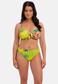 Bloemige bikini-set met een felgele basis. De bh-top heeft een twistdesign en verstelbare bandjes; de hooggeplaatste broek heeft levendige tropische patronen.