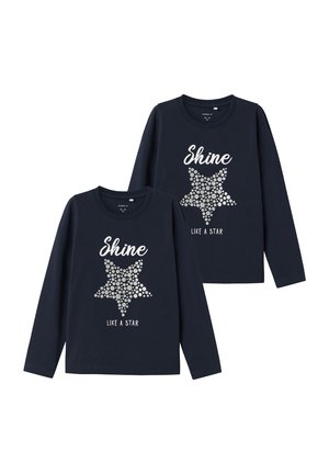 Zwei dunkelblaue Langarmshirts mit einem Stern-Graphic, das aus kreisförmigen Elementen besteht, und dem Text "Shine LIKE A STAR" in Weiß.